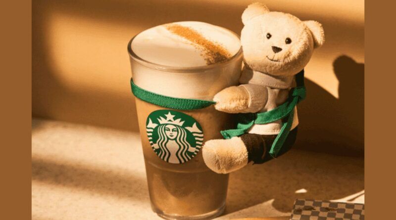 Más Allá del Vaso: El Fenómeno ‘Bearista Hugger’ y la Estrategia de Starbucks para Convertir un Café en una Experiencia de Colección