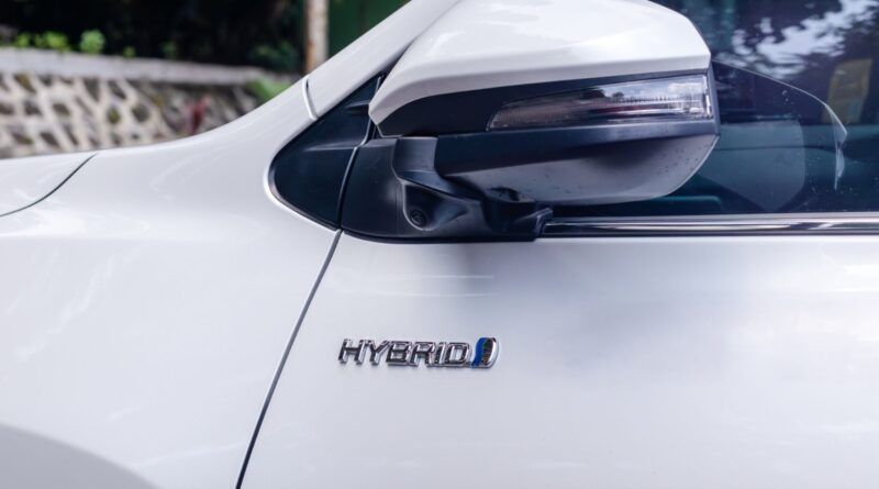 ¿Cómo funciona y cuáles son los beneficios de un vehículo híbrido convencional (HEV)?