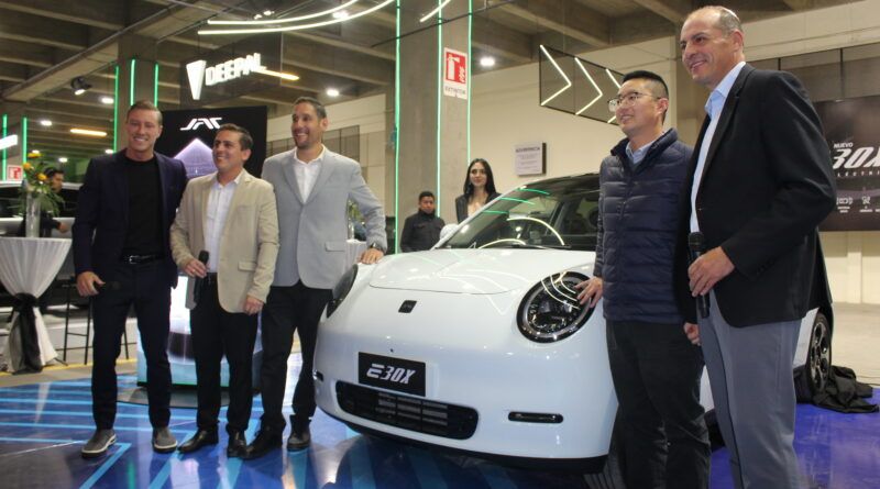 El nuevo JAC E30X llega al Salón Internacional de Bolivia con su propuesta de electromovilidad urbana