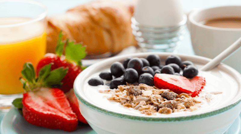 Desayunar temprano gana peso: la hora también redefine la salud