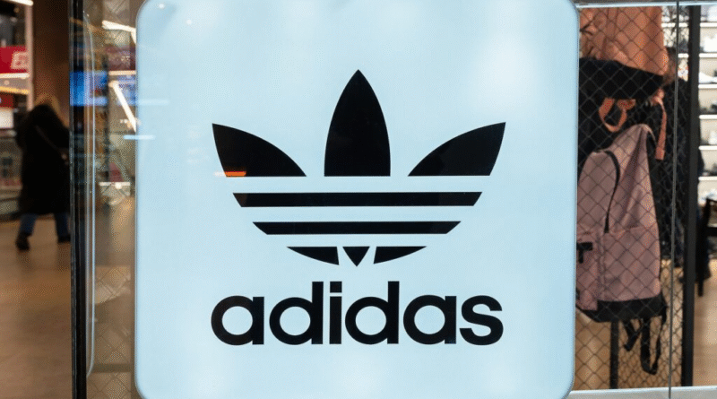 Adidas revive camisetas FIFA y reactiva negocio nostálgico