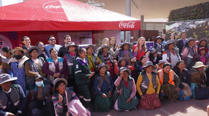Coca-Cola fortalece su impacto en Bolivia con programas de agua, reciclaje y apoyo a emprendedores