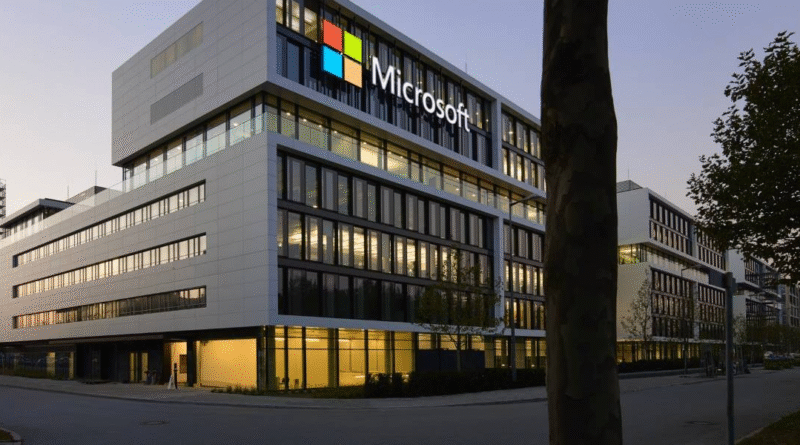 Microsoft acelera la carrera empresarial de la IA con una inversión multimillonaria y una nueva unidad global